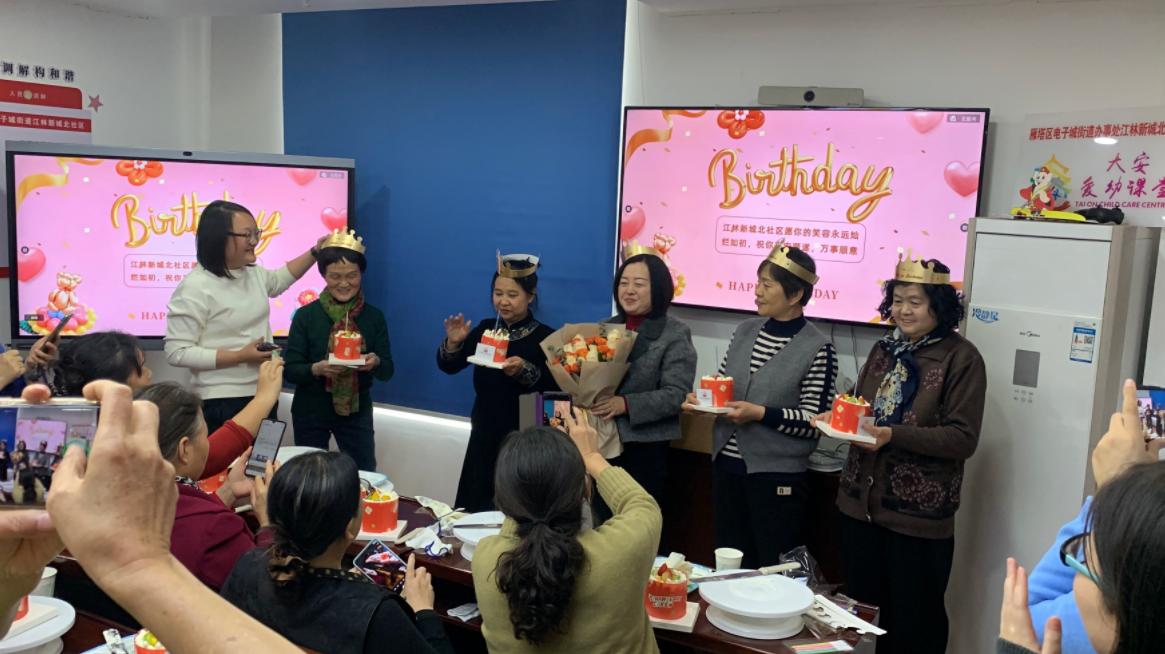 12月23日，雁塔区江林新城北社区的这场集体生日会，居民们亲手制作蛋糕，共享幸福滋味  第3张