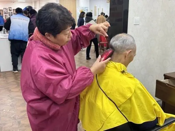 慈善无边界，关爱零距离：杨浦区便民活动火爆收官，居民赞不绝口  第2张