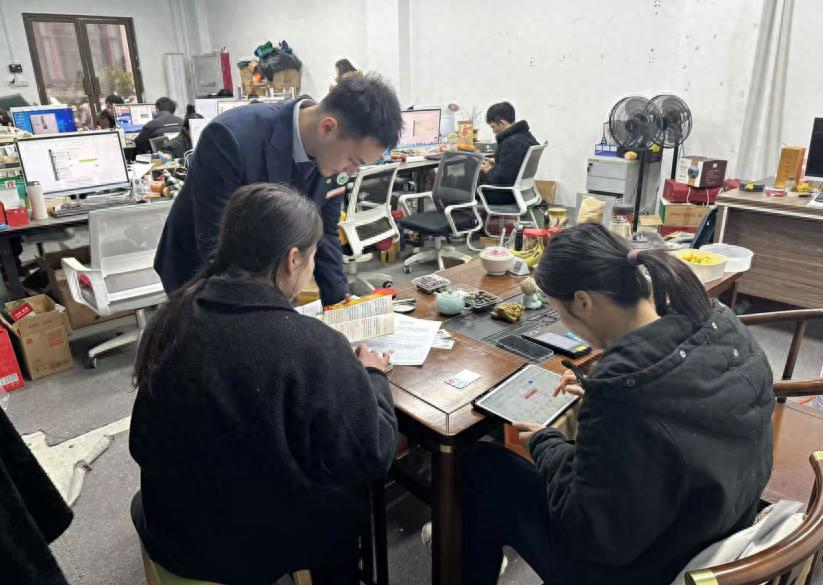 上饶银行月湖支行上门服务，打通金融服务最后一公里，员工开卡不再难  第1张