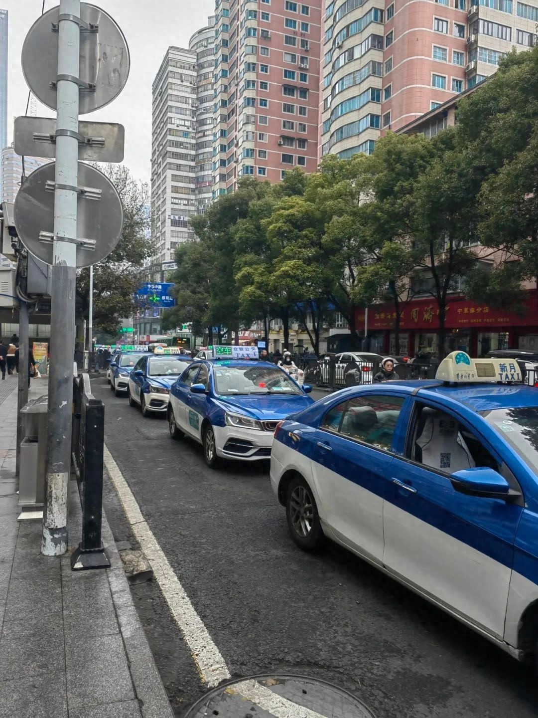 中山西路出租车占道候客，市民疾呼：拥堵何时休？