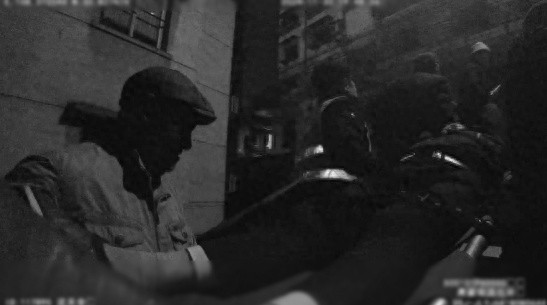 醉酒男子吐车后拒付洗车费，民警借担架抬7楼，暖心一幕感动全城  第1张
