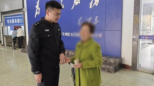 醉酒男子吐车后拒付洗车费，民警借担架抬7楼，暖心一幕感动全城  第2张