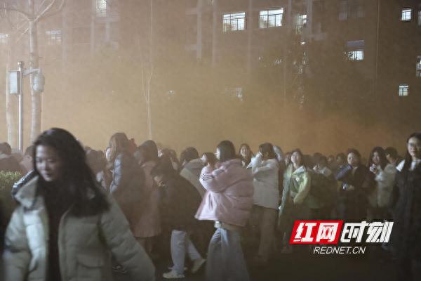 惊险！7000名师生火场逃生，这场消防演练让人心跳加速