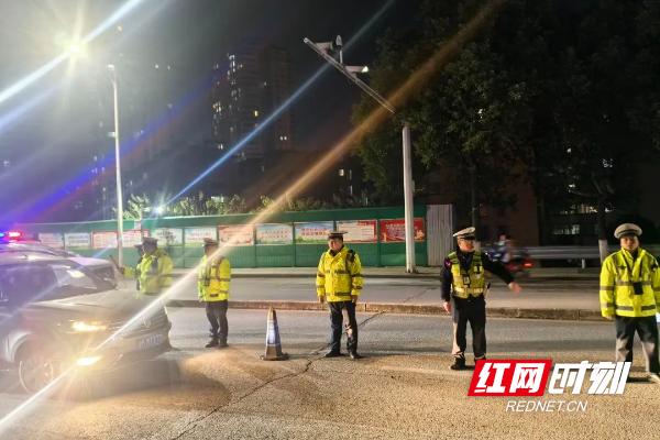 守护潇湘2024·冬季严打行动：警灯点亮万家灯火，安全感看得见  第4张