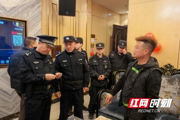 守护潇湘2024·冬季严打行动：警灯点亮万家灯火，安全感看得见  第9张