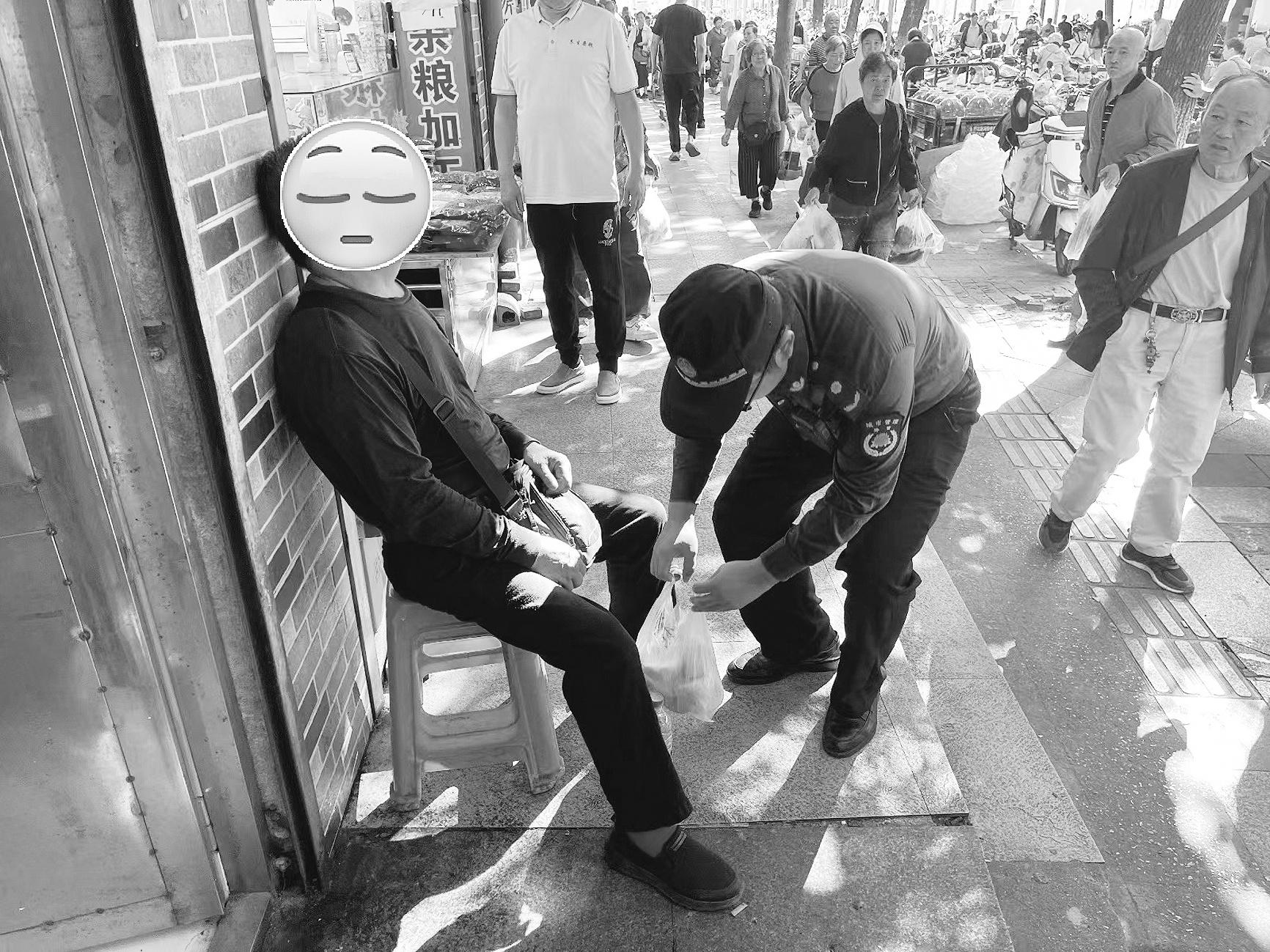 梁溪城管救下即将晕倒老人，家属送锦旗致谢  第2张