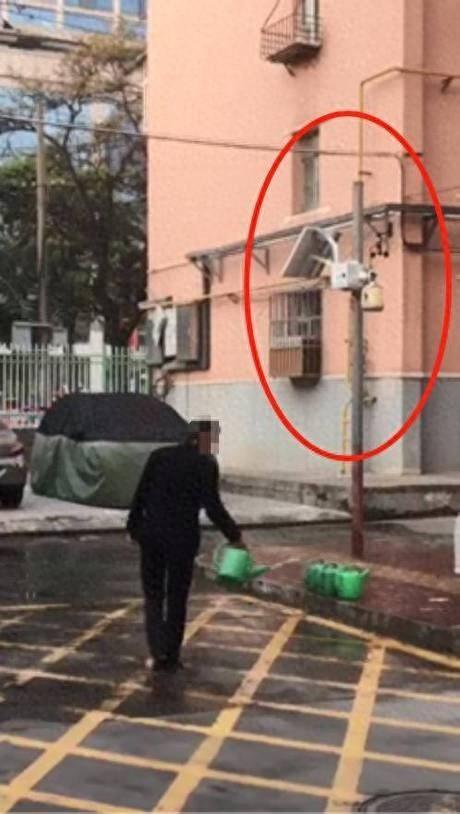 社区工作人员竟在大气监测系统下定期洒水，只为糊弄仪器？