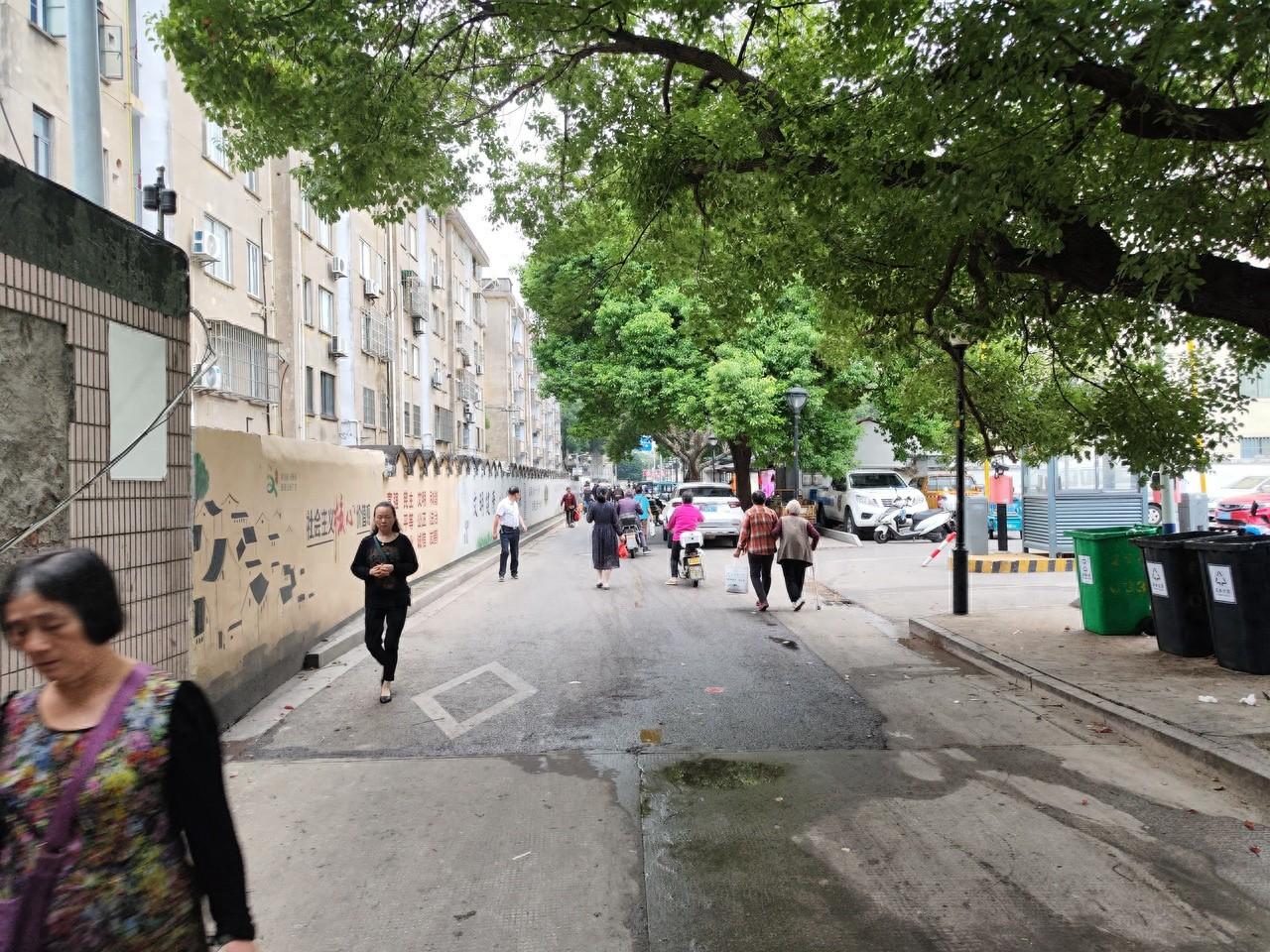 马路市场变形记：整治行动让街道整洁，群众购物更方便  第1张