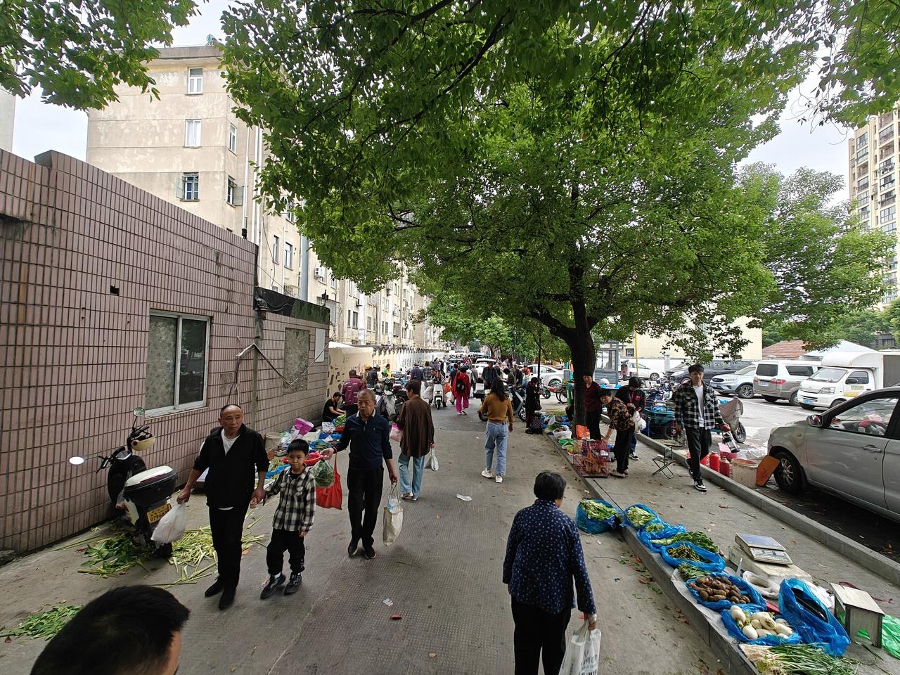 马路市场变形记：整治行动让街道整洁，群众购物更方便  第2张