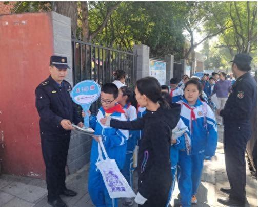 浐灞国际港城管局：用行动守护学生安全，打造校园周边安全有序环境