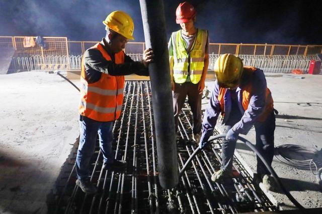 中铁上海工程局承建的柳梧铁路金田紫荆河特大桥连续梁顺利合龙，架梁关键通道打通  第2张