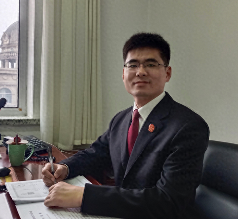 彝族小伙千里送锦旗，只因法官这个举动  第1张