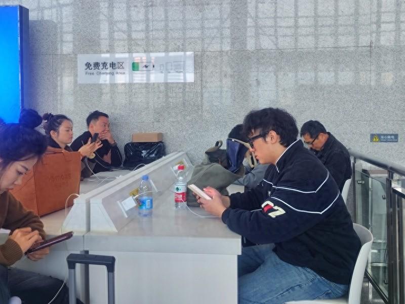 手机没电？平板电量低？别慌！这个地方免费充电，还能悠闲办公