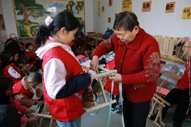 滨州三河湖田小丫中小学生研学营地：亲子编马扎，传承传统文化  第1张