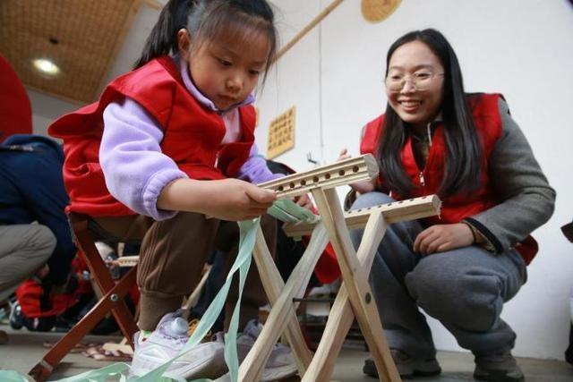 滨州三河湖田小丫中小学生研学营地：亲子编马扎，传承传统文化  第2张
