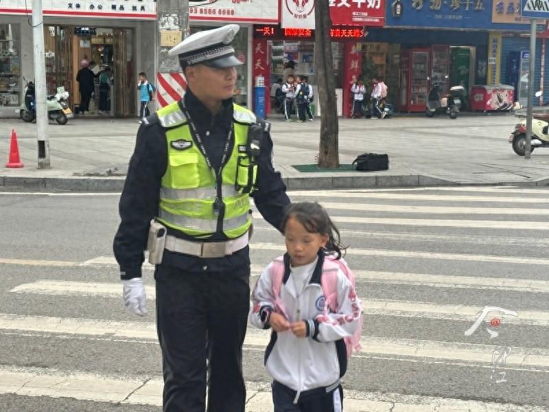 印江交警化身荧光绿天使，守护道路安全，传递文明出行理念  第1张
