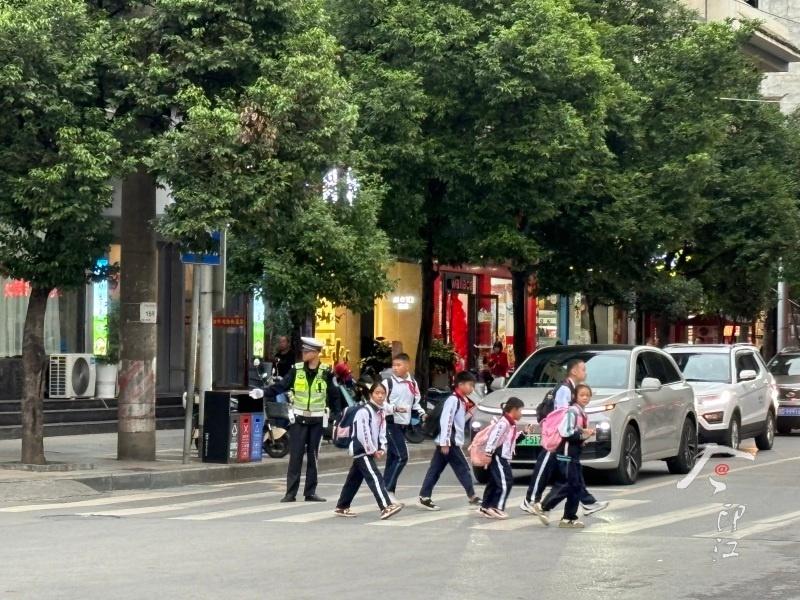 印江交警化身荧光绿天使，守护道路安全，传递文明出行理念  第2张