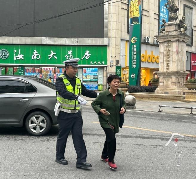 印江交警化身荧光绿天使，守护道路安全，传递文明出行理念  第3张