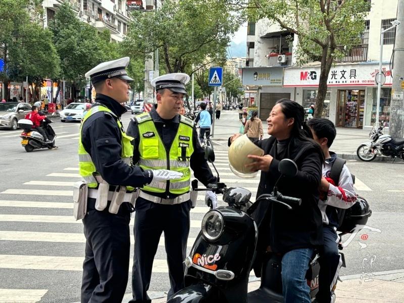 印江交警化身荧光绿天使，守护道路安全，传递文明出行理念  第4张