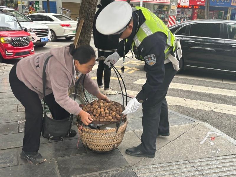 印江交警化身荧光绿天使，守护道路安全，传递文明出行理念  第5张