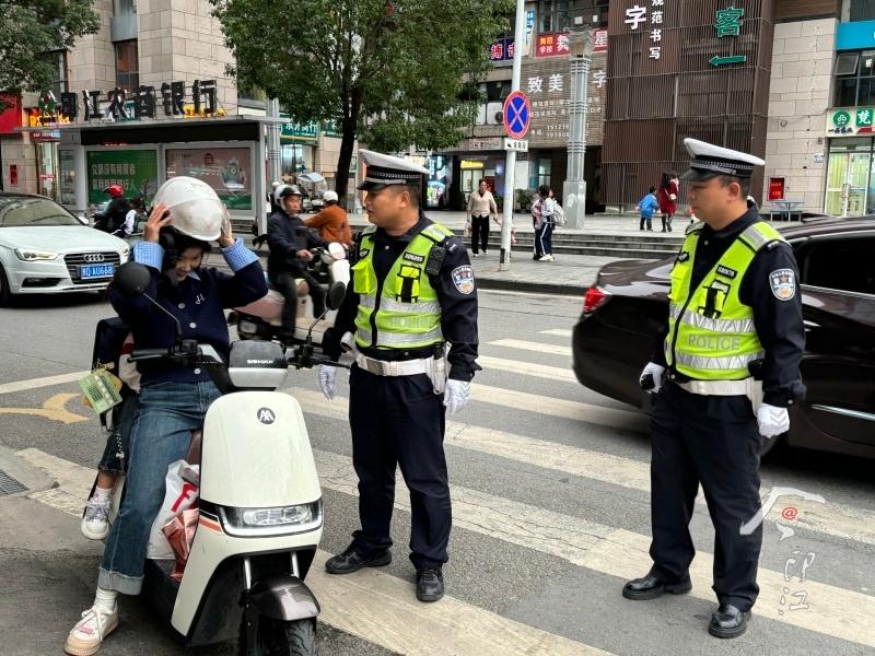 印江交警化身荧光绿天使，守护道路安全，传递文明出行理念  第6张