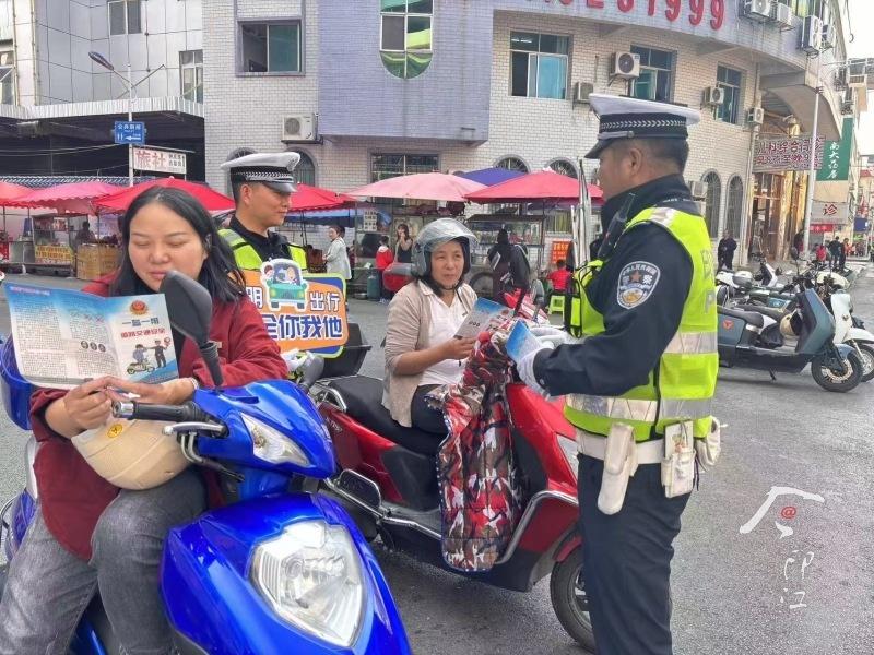 印江交警化身荧光绿天使，守护道路安全，传递文明出行理念  第7张
