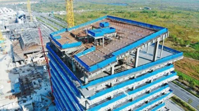 上海滴水湖学校主体结构全面封顶，预计 2025 年建成
