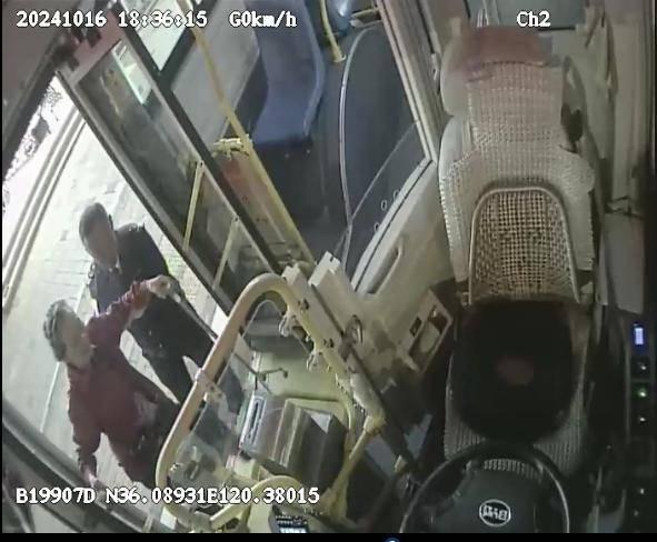 12 路公交司机李滨，用行动诠释 4+5 公交亲情服务，感动乘客获点赞  第2张