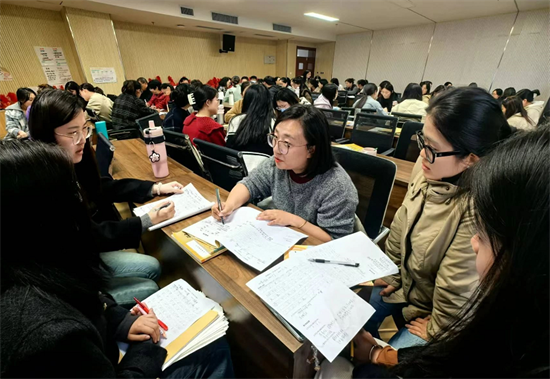 坊子区第二实验学校举行第五届课堂节，名师领航精品课展示活动，90 余人参与  第2张