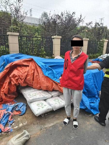 男子开私家车 1 个半月连偷 11 次建材，只为方便工人取用？  第1张