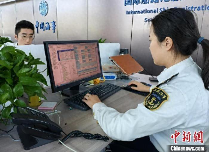 新三样危险货物水水中转一单制一箱制运输模式常态化运行，为企业节省成本