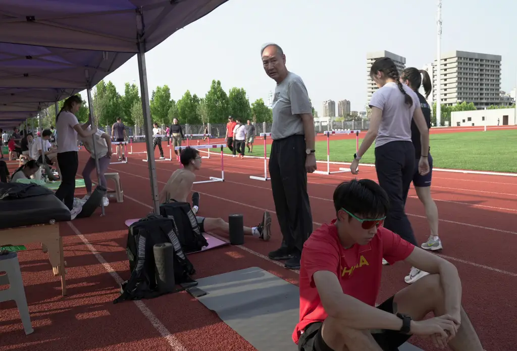 69 岁孙海平六战奥运！从刘翔到徐卓一，师徒传承的田径传奇仍在继续  第5张