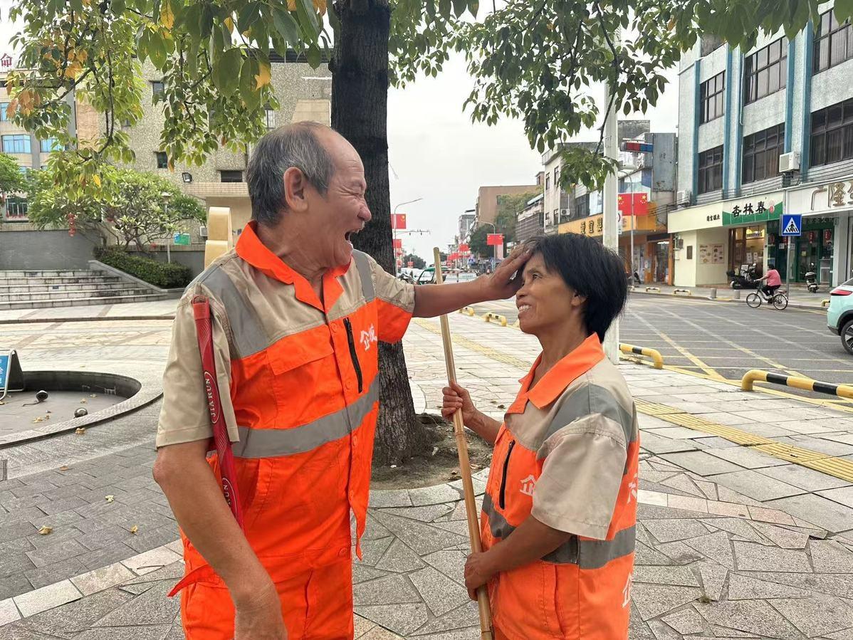 40 年环卫生涯，这对夫妇扫出了城市的洁净，也扫出了自己的幸福  第3张