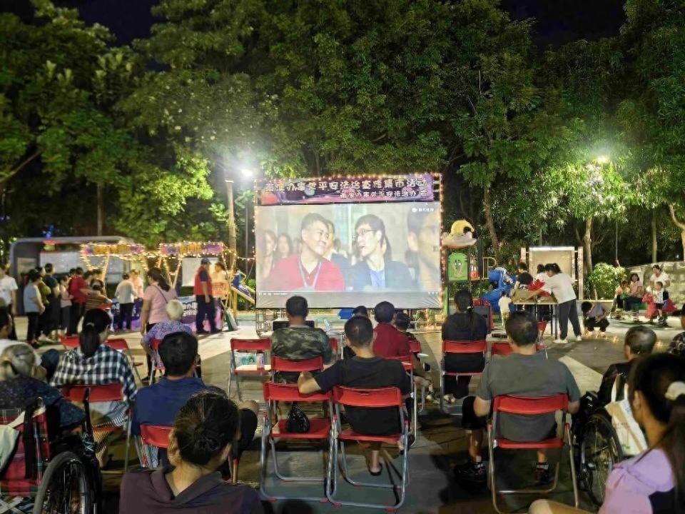 守护人间烟火气！大鹏新区趣味普法进夜市，点亮平安法治之光  第1张