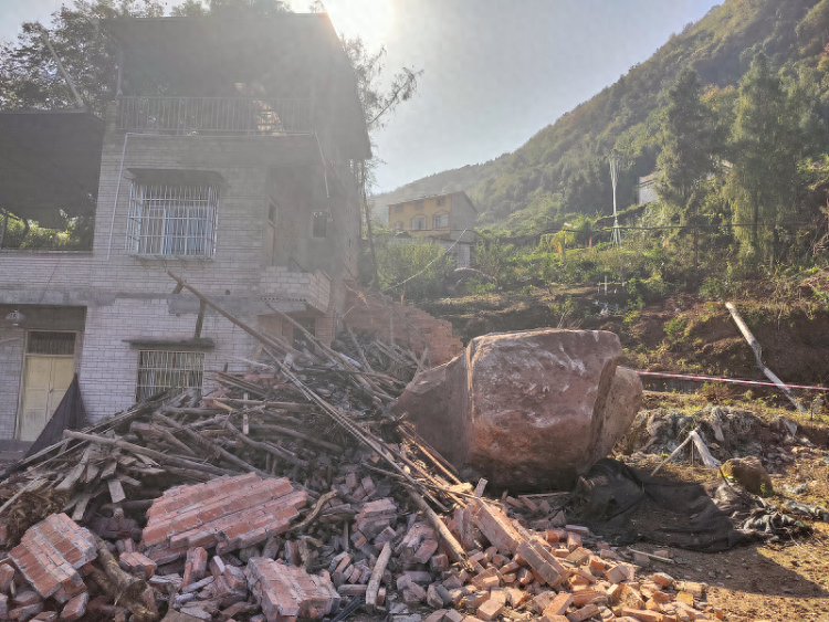 惊险！450 立方米危岩崩塌，云阳 13 人提前撤离无一伤亡  第1张