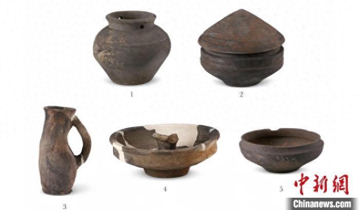 山西惊现 3000 年前古墓，出土仿铜陶礼器组合具三晋风格  第1张