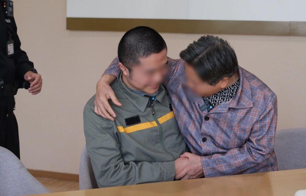 父子双双入狱,冲动酿下大祸!这场特殊的亲情帮教,能否让他们重获新生? 第4张 父子双双入狱,冲动酿下大祸!这场特殊的亲情帮教,能否让他们重获新生? 第4张