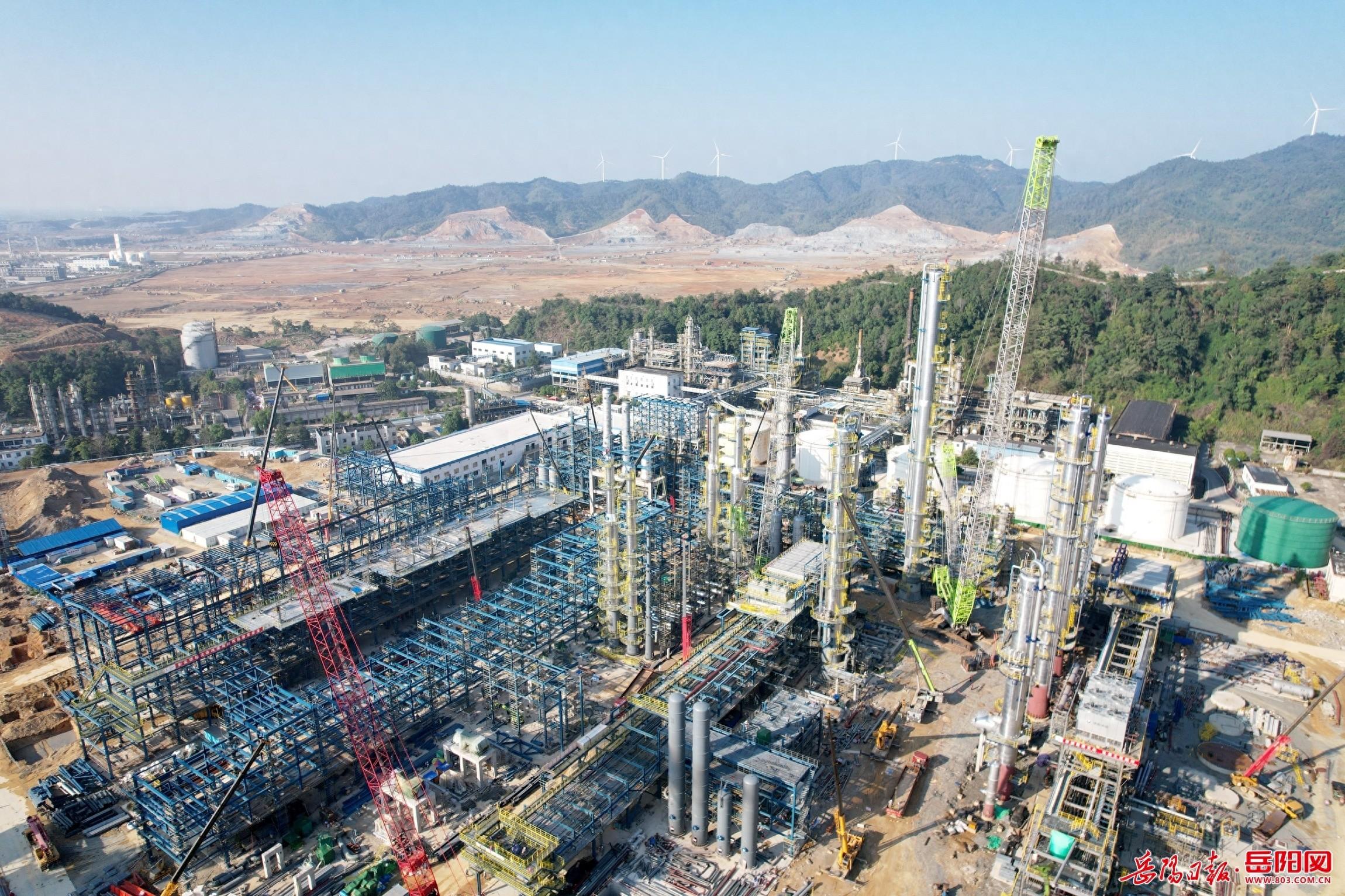 湖南石化 100 万吨/年连续重整联合装置工程项目 18 台塔器全部安全吊装就位