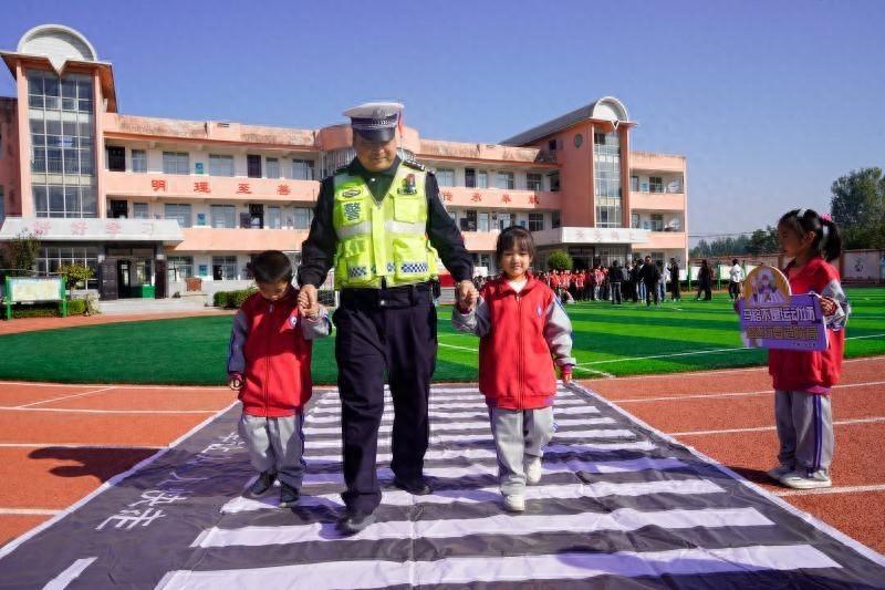 知危险 会避险交通安全宣传活动走进赤水中心小学  第1张