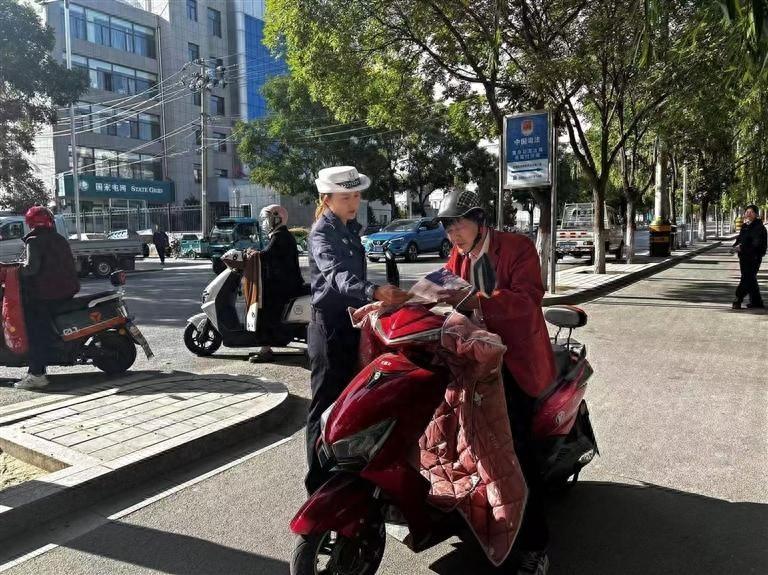 海原交警进乡村，安全知识秋收忙  第1张
