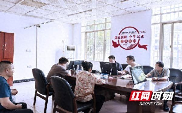 修缮房屋时工人从脚手架摔下，法庭这样做化解纠纷  第1张