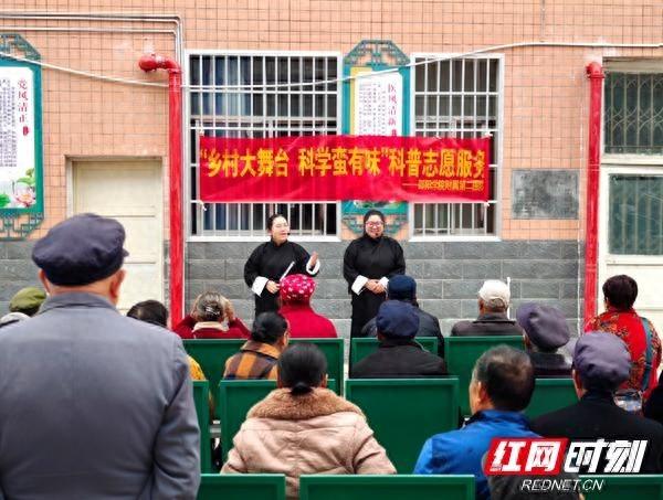 省级医疗队下乡健康宣教，相声演员竟引得掌声笑声不断