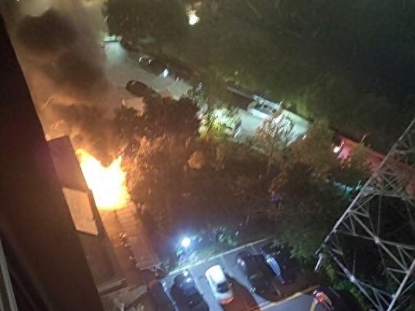 上海一小区充电车棚起火，6 辆电动车被烧毁，原因正在调查中  第1张