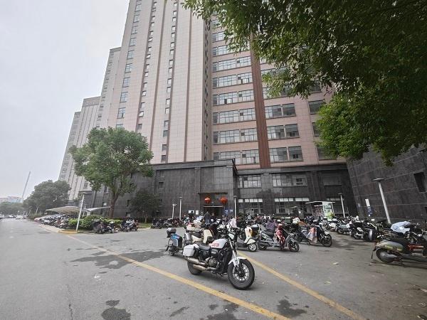 上海一小区充电车棚起火，6 辆电动车被烧毁，原因正在调查中  第4张
