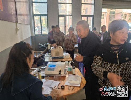 关爱老人健康，金秋义诊活动走进社区  第1张