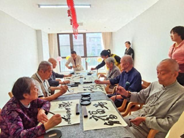 86 岁老奶奶爱上书法，九里亭街道老年教育活动让老人乐开花  第1张