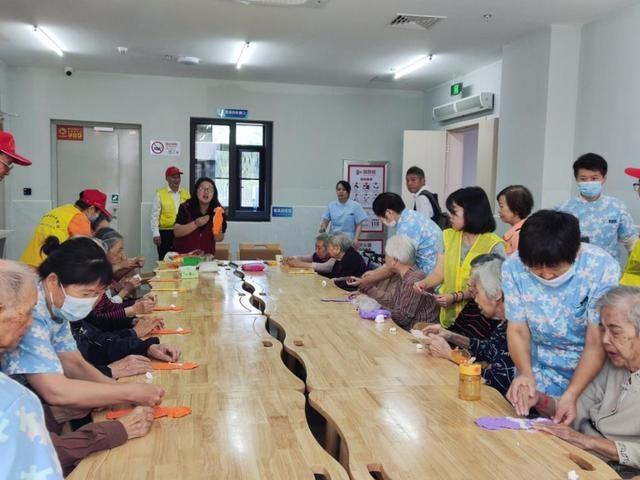 86 岁老奶奶爱上书法，九里亭街道老年教育活动让老人乐开花  第2张