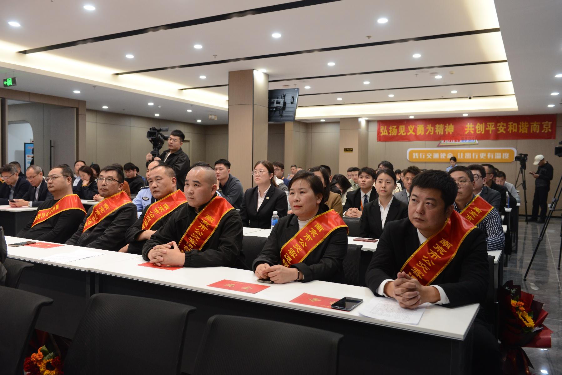 网约车司机机智识破诈骗，挽回乘客 10 万损失，你也能做到  第2张