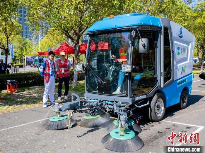湖南环卫工人福利待遇持续增长，机械化清扫率超 85%  第2张