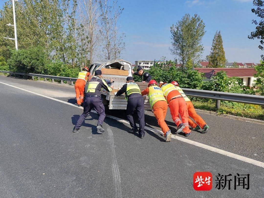 10 月 24 日，G15 沈海高速如皋段货车爆胎侧翻，车上几人竟安然无恙，原因是……  第1张